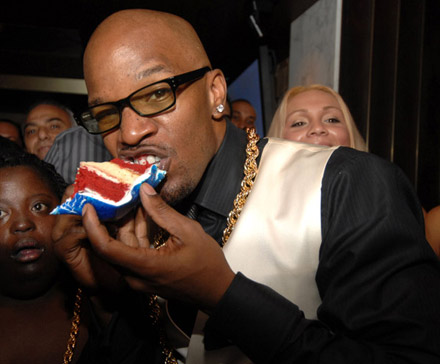 jamie-foxx-40-birthday-cake-feeding-4.jpg