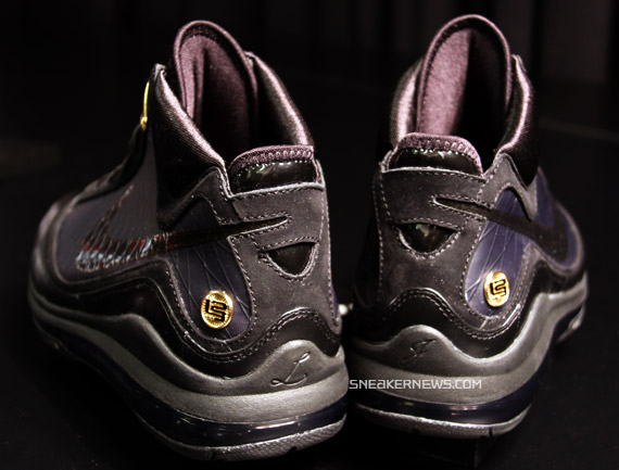 air-max-lebron-vii-black-gold-04.jpg