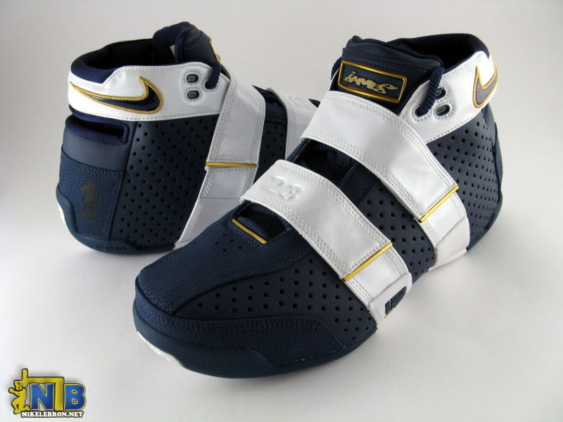 lebrons-20-5-5-playoff-navy-43-web.jpg