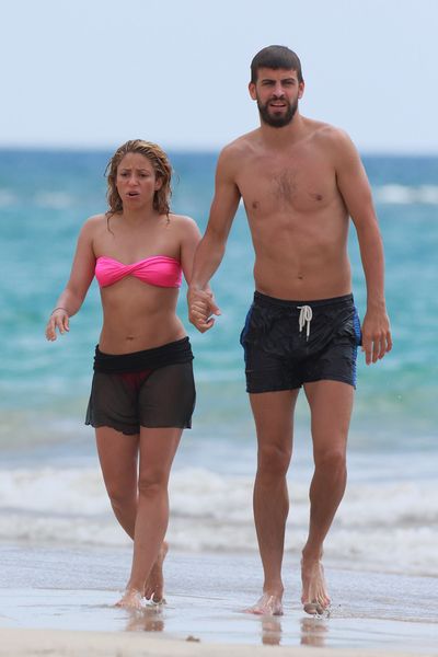 %C2%A3%C2%A3%C2%A3%C2%A3Shakira-and-Gerard-Pique-enjoy-a-romantic-Hawaiian-vacation-swimming-and-walking-on-the-beach-in-a-pink-bikini-2088358.jpg