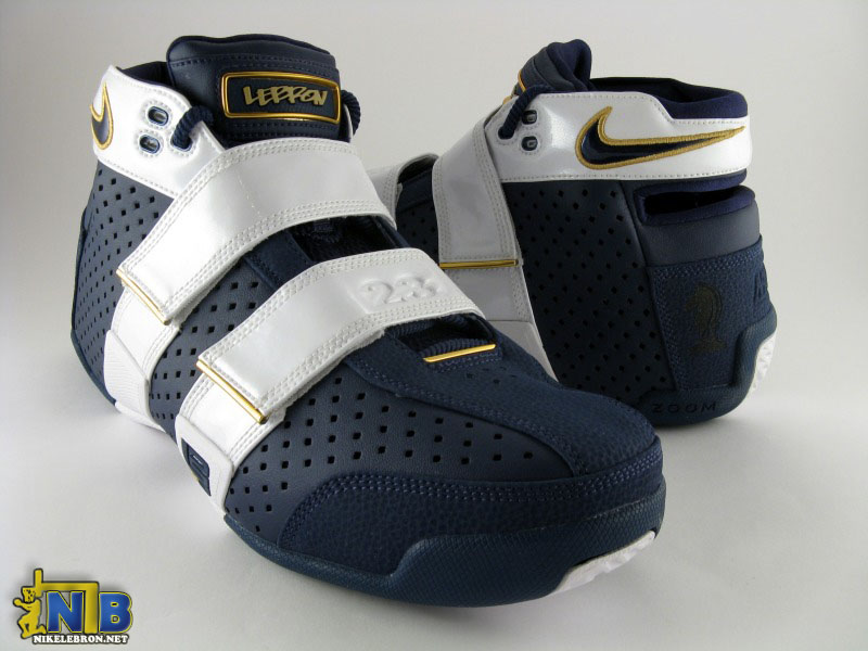 lebrons-20-5-5-playoff-navy-13-web.jpg