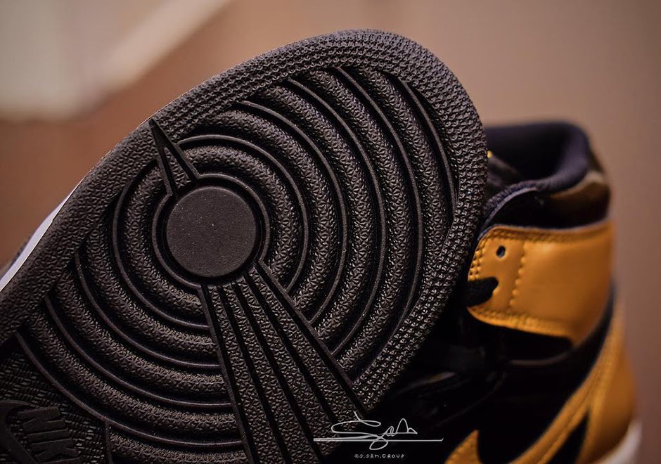 air-jordan-1-black-gold-january-2018-3.jpg