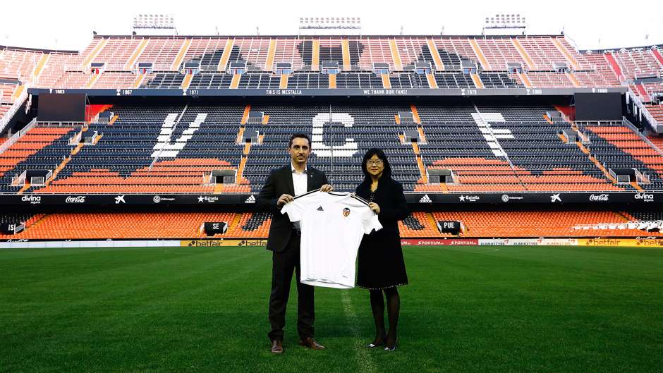 gary-neville-valencia-unveiling-03122015_7ztvgri1vh421ogwtd514h52t.jpg