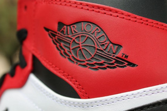 air-jordan-1-retro-high-bulls-sneakers-02-570x380.jpg