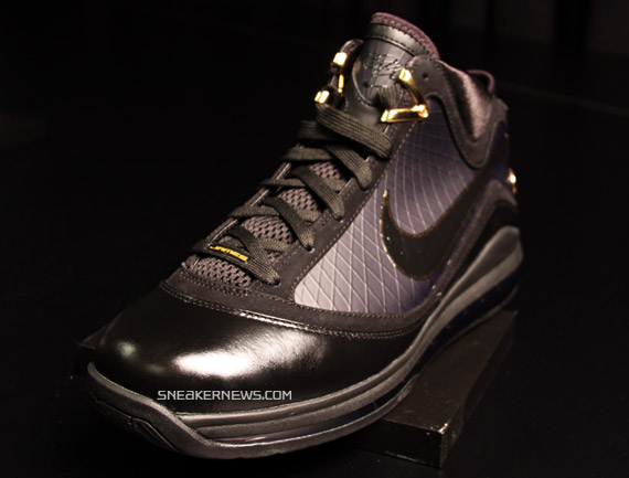 air-max-lebron-vii-black-gold-02.jpg