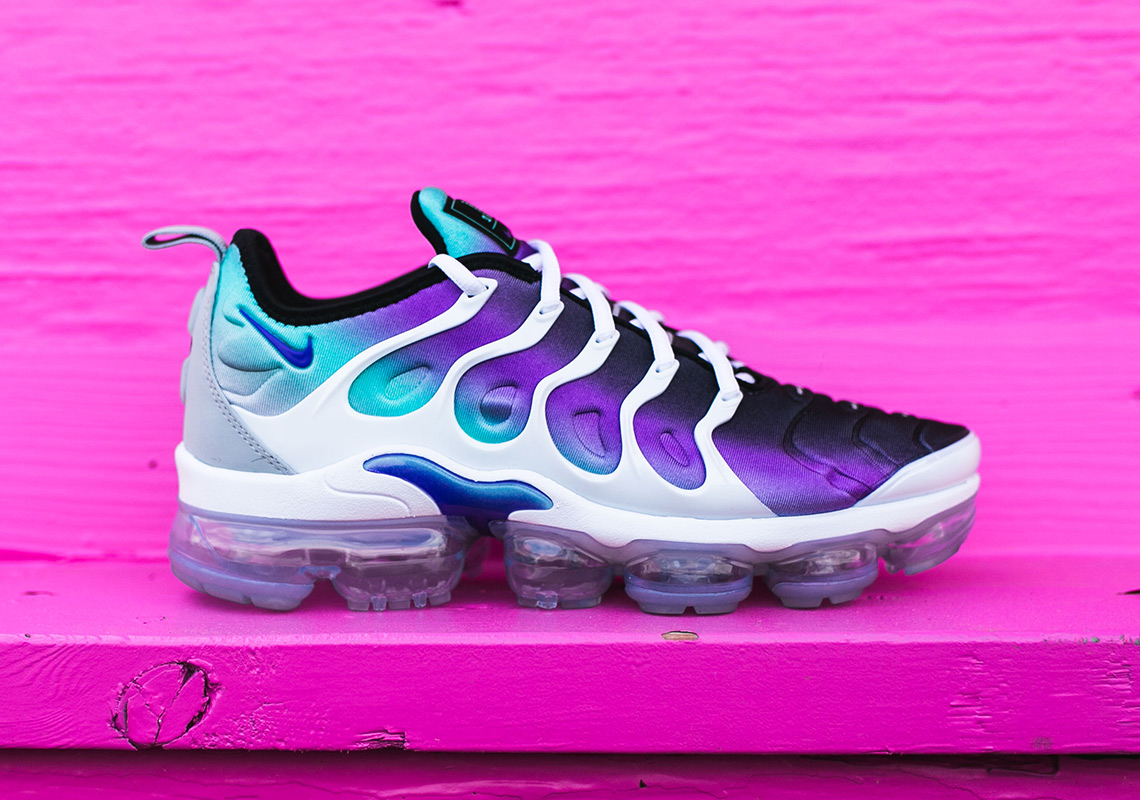 nike-vapormax-plus-womens-purple-blue-white-3.jpg