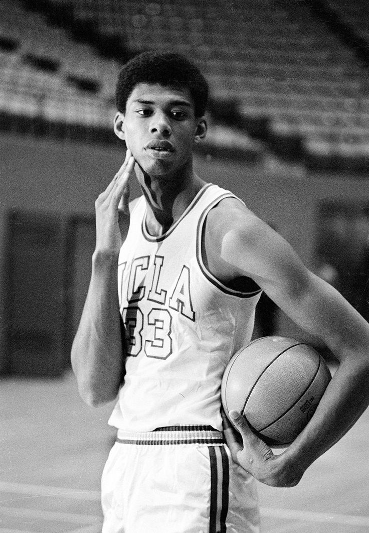 e183f1cd6c16ff1eeb5c6ff17014fab9--kareem-abdul-jabbar-picture-day.jpg