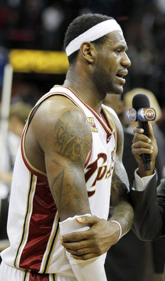 lebron-james-holds-elbowjpg-466fe1726b63a996_medium.jpg