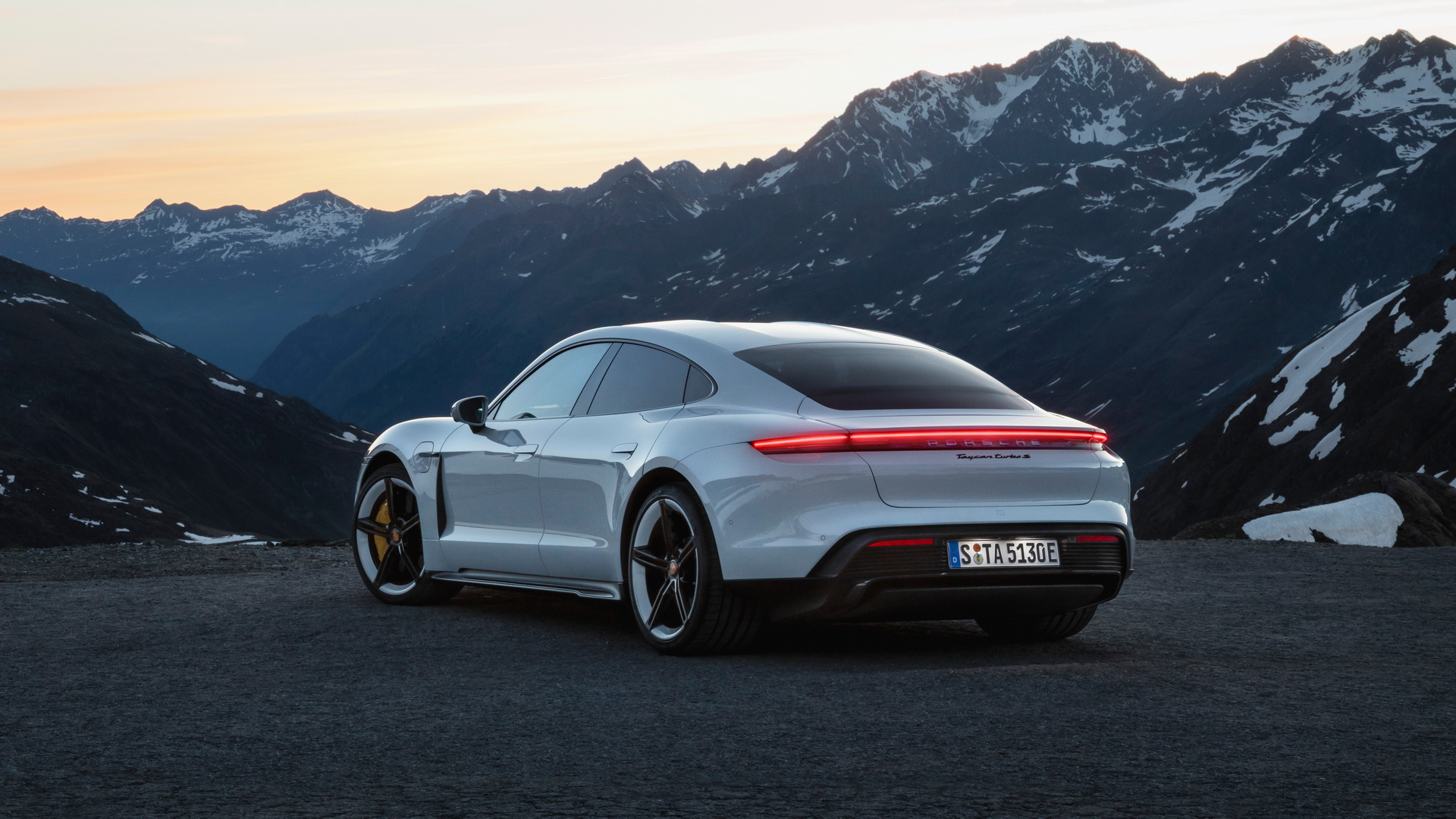 2be59bd4-2020-porsche-taycan-unveiled-4.jpg