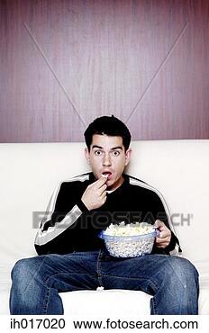 man-eating-popcorn_~ih017020.jpg