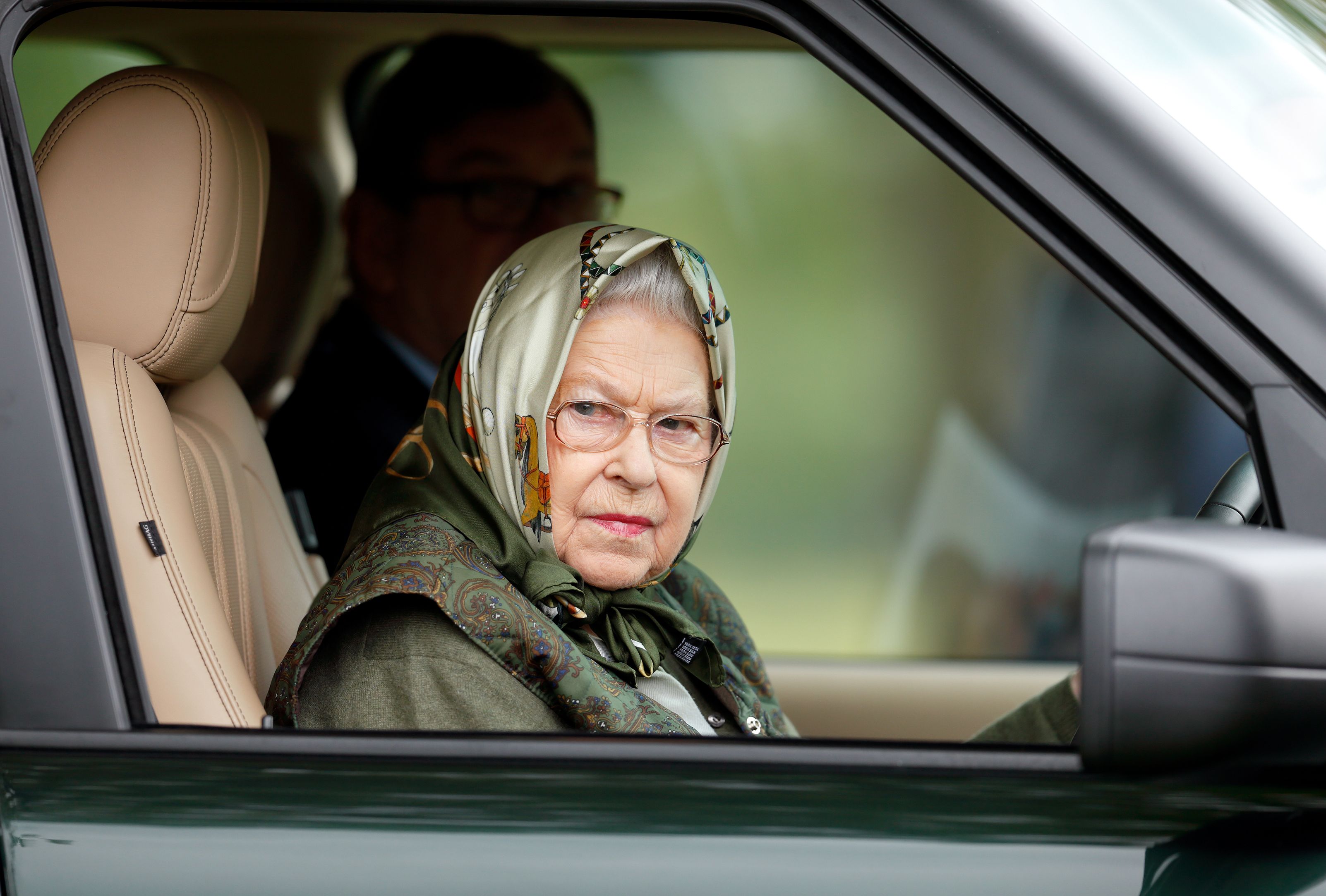 hbz-queen-elizabeth-driving-getty-1497549357.jpg