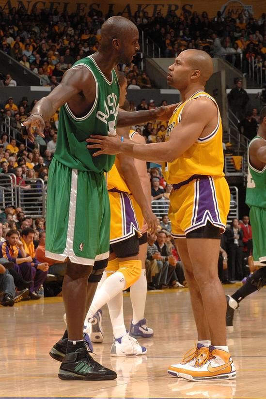 Derek%20Fisher%20in%20short%20shorts%20%20talks%20to%20Garnett.jpg