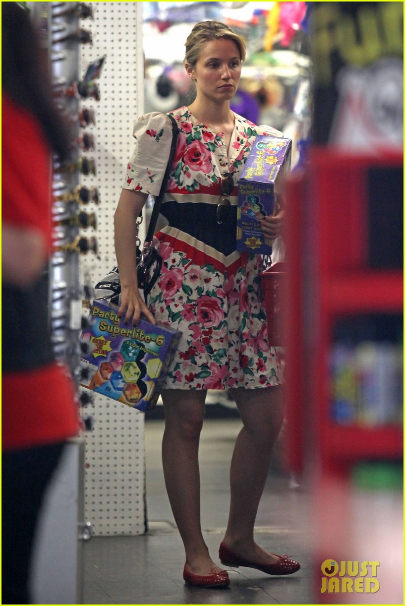 Dianna-Agron-Party-Supplies-Shopping-dianna-agron-30636710-817-1222.jpg