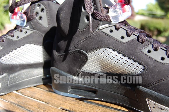 air-jordan-v-5-retro-black-metallic-silver-2011-detailed-look-4.jpg