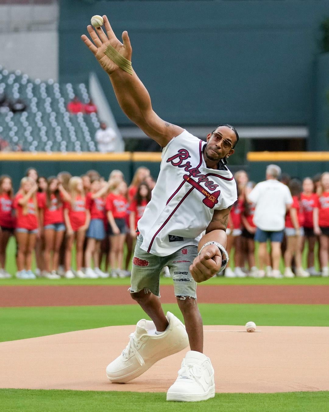 ludacris-with-the-unique-outfit-for-his-first-pitch-at-v0-na69xtd70wmd1.jpeg