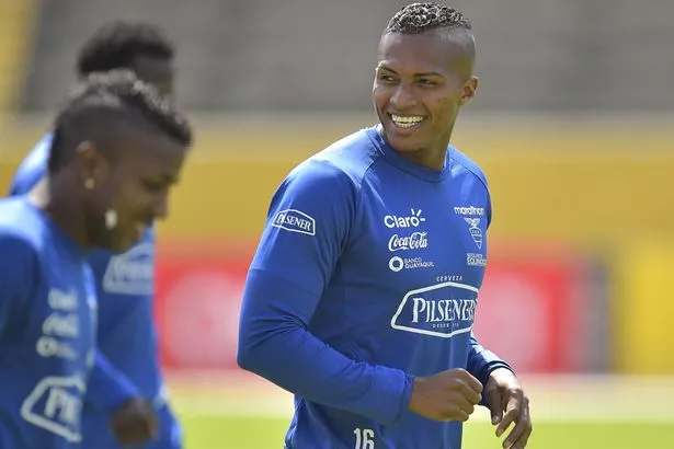 Antonio-Valencia-jogs-during-an-Ecuador-training-session.jpg