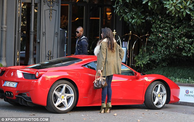 mario-balotelli-flouts-no-parking-lot-as-takes-raffaella-fico-out-for-some-italian-cuisine_mlna-_0.jpg