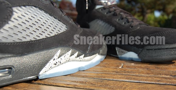 air-jordan-v-5-retro-black-metallic-silver-2011-detailed-look-7.jpg