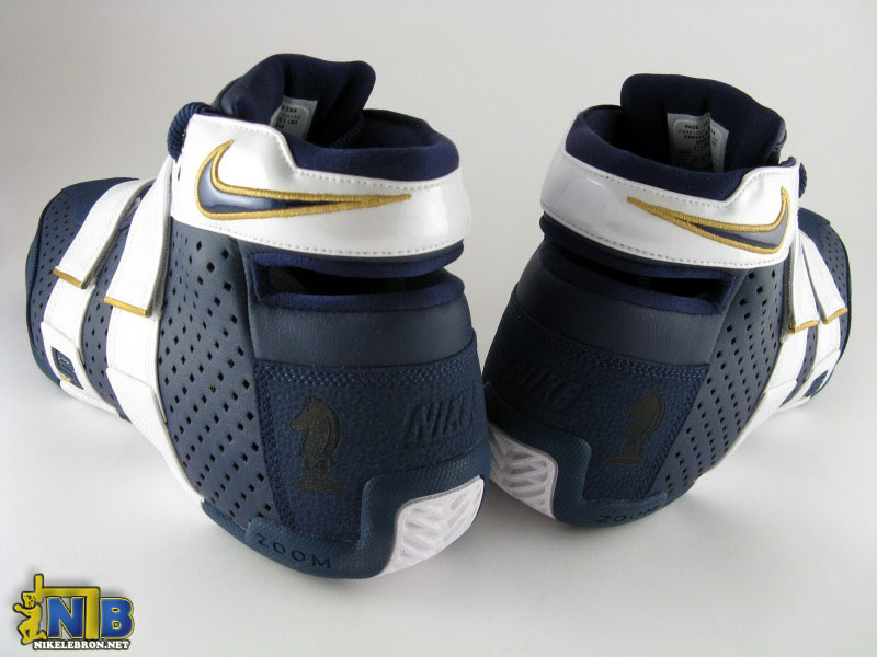 lebrons-20-5-5-playoff-navy-11-web.jpg