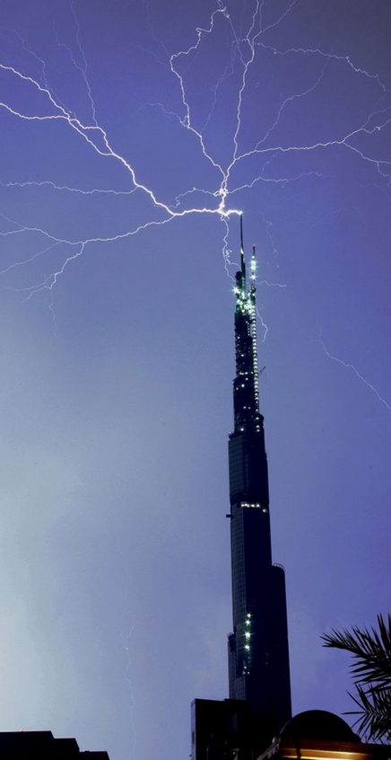 burj_dubai_lightning_3.jpg