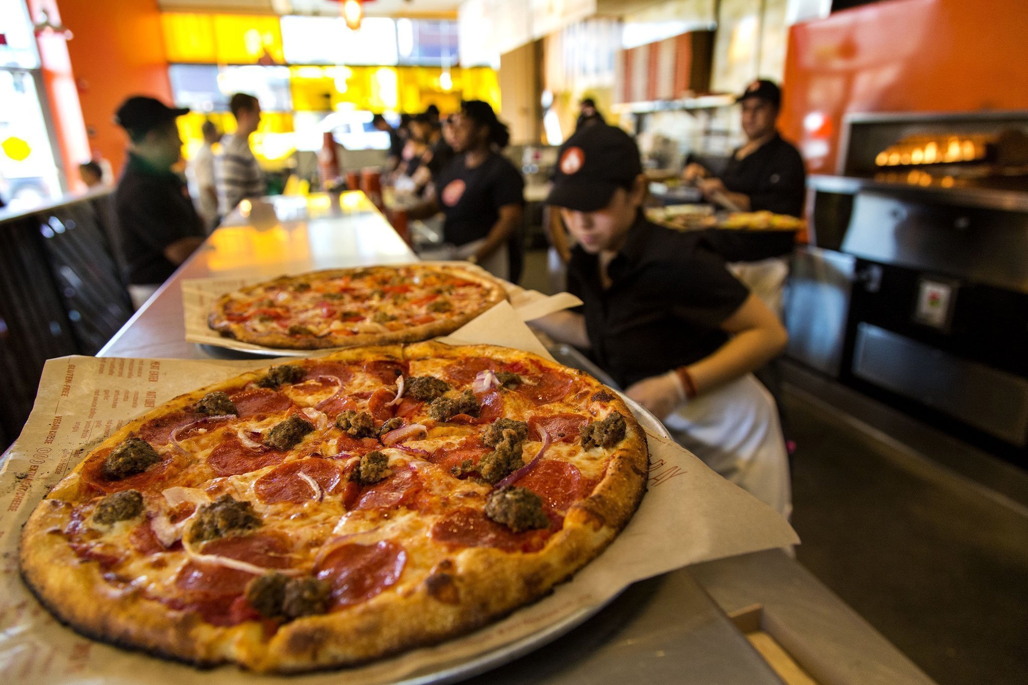 os-bz-blaze-pizza-20170411.jpg