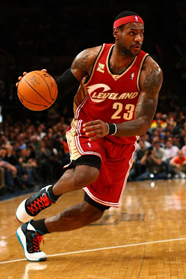 timeline_091106_nba_lebron7-redcarpet.jpg