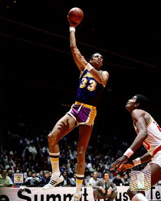 AAGZ061_8x10%7EKareem-Abdul-Jabbar-Hook-Shot-Posters.jpg