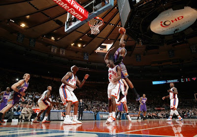 amare+stoudemire+dunks+on+tim+thomas.jpg