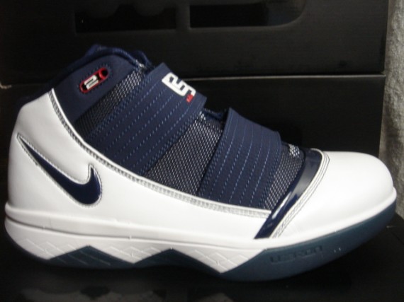 nike-zoom-lebron-soldier-iii-white-navy-blue-570x427.jpg