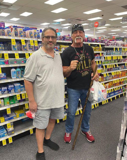 hulk-hogan-using-cane-510x640.jpg