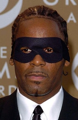 r-kelly-in-mask.jpg