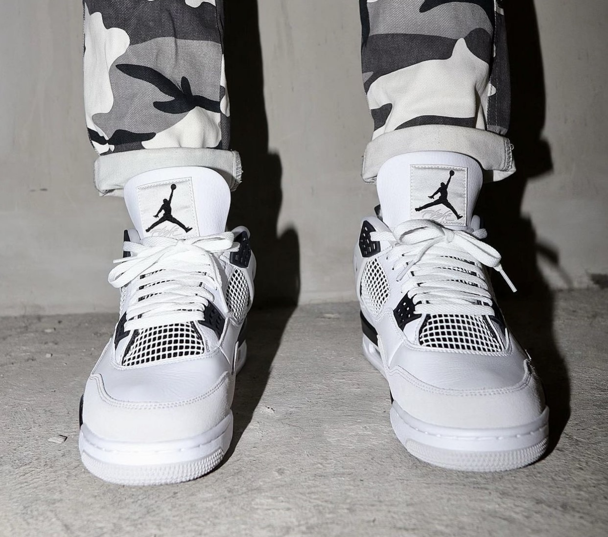 Air-Jordan-4-Military-Black-On-Feet-DH6927-111-Release-Date-2.jpg