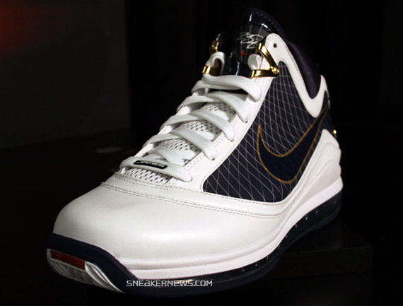 air-max-lebron-vii-white-navy-gold-02.jpg