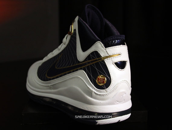 air-max-lebron-vii-white-navy-gold-03.jpg