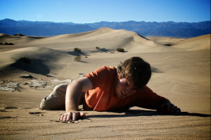 man-crawling-in-desert-dying-of-thirst.png