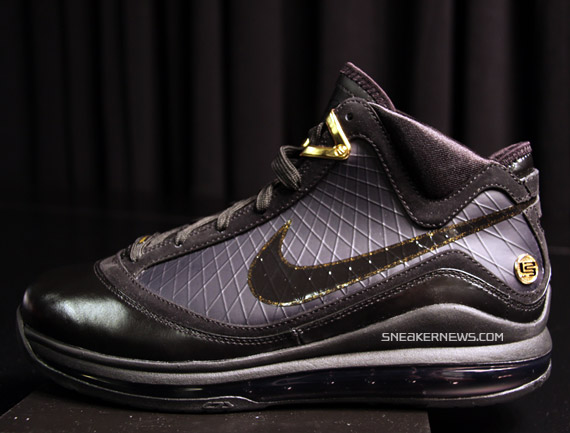 air-max-lebron-vii-black-gold-01.jpg