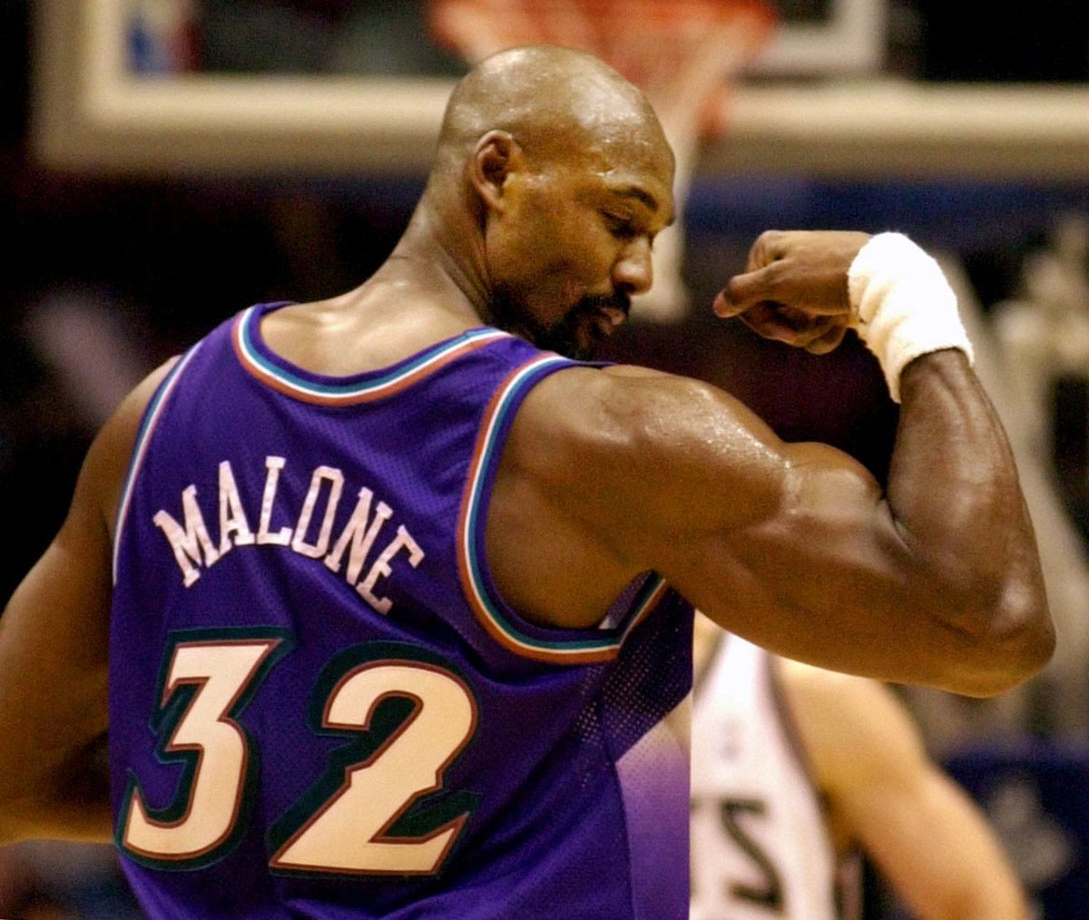 2001-karl-malone-flexing-musclejpg.jpg